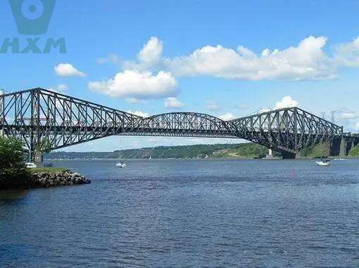 un puente hecho de acero al carbono medio