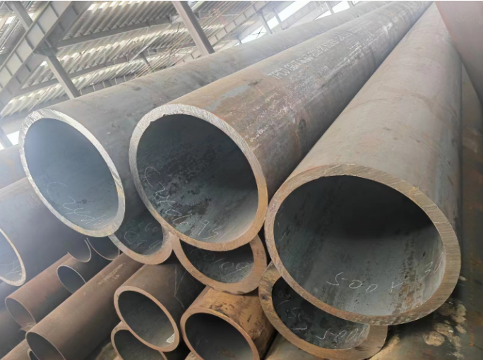 What is the difference between stainless steel and carbon steel pipes?