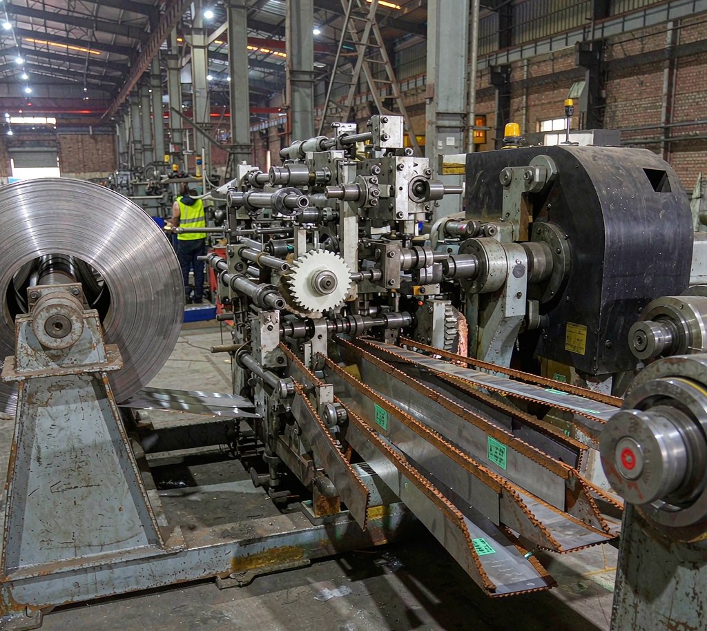 Heavy pipe forming machine producing steel bends