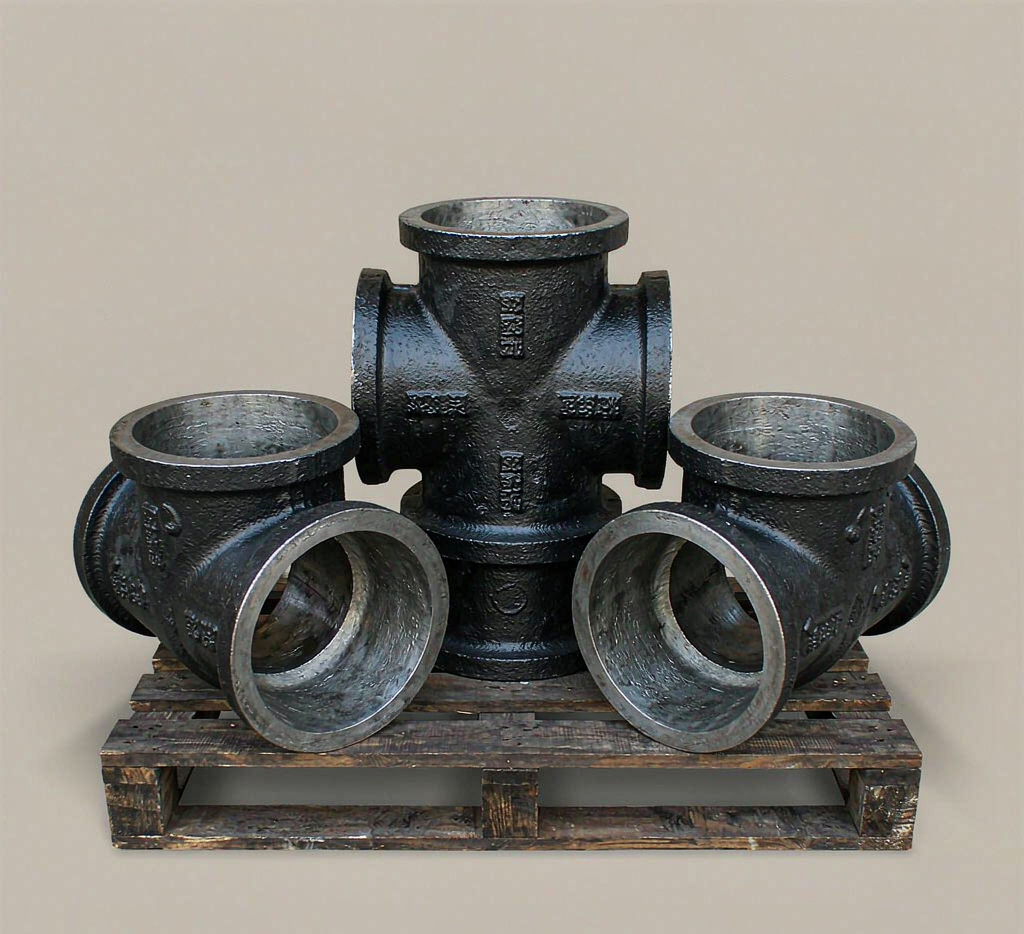 Carbon steel equal tee fittings arranged on a pallet