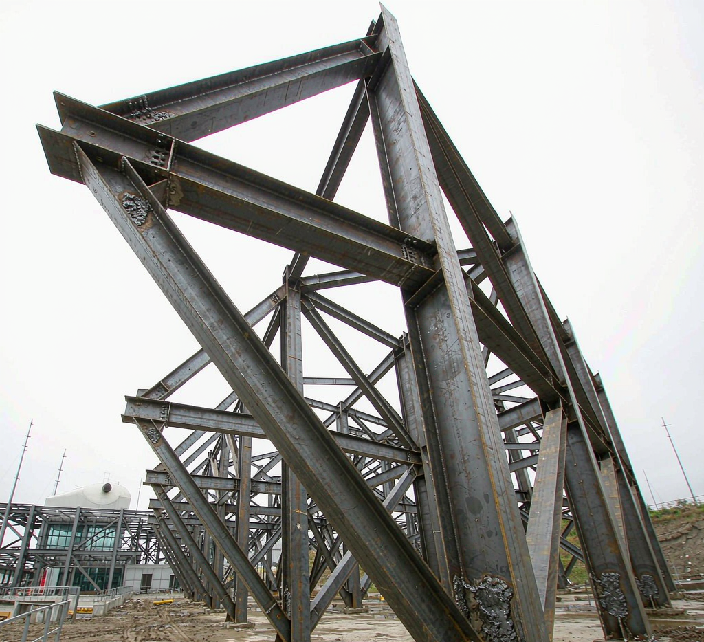 Steel structure using unequal angle carbon steel