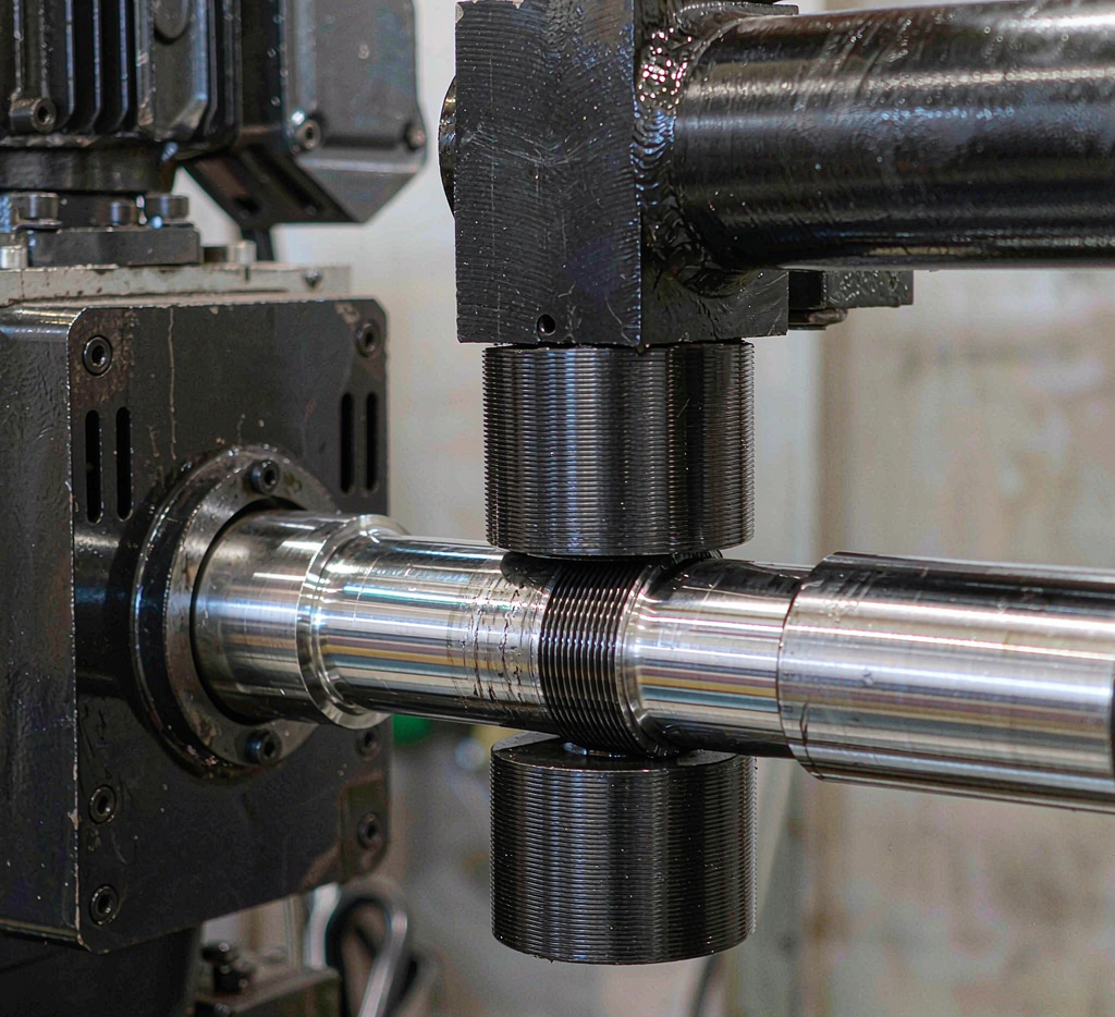 Thread rolling machine producing carbon steel pipe nipple threads