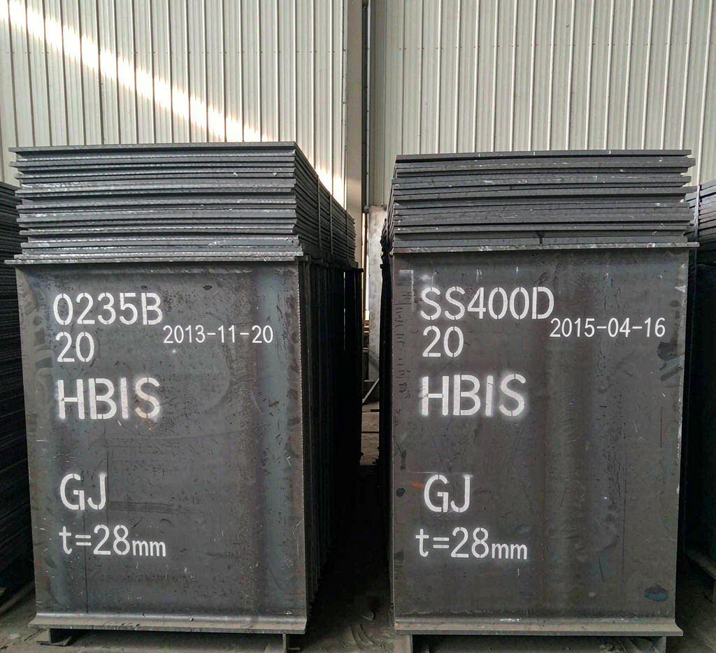 Q235 and SS400 carbon steel plates compared in a warehouse