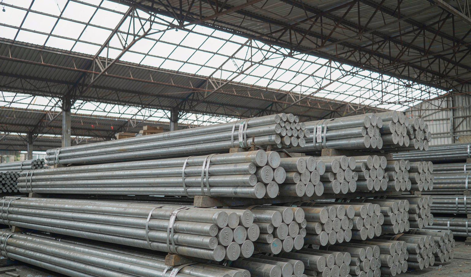 EN8 medium carbon steel bright round bars in bundles
