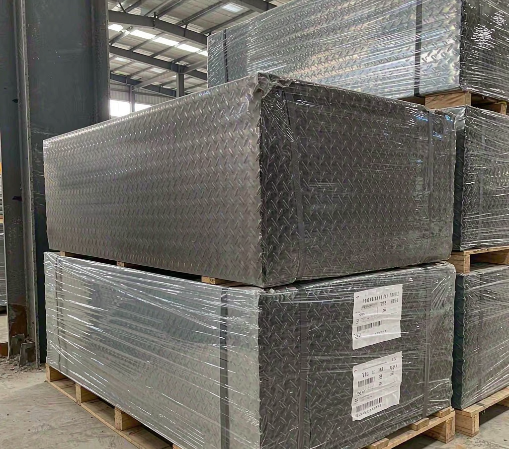 Rotary expansion rolls shaping a heated seamless pipe
